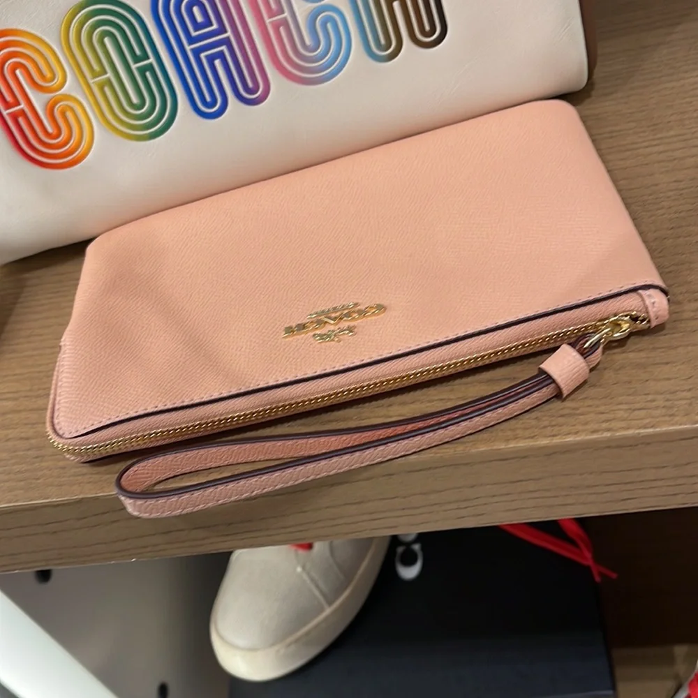Coach Large Corner Zip Wristlet
IM/Faded Blush - Picture 6 of 16